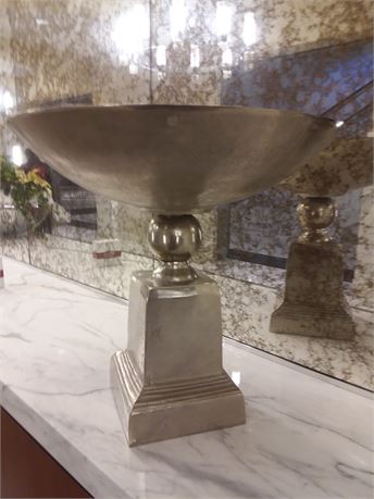 Metal bowl on pedestal